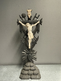 Passie kruis, hout en porselein 47 x 18 cm  (8)