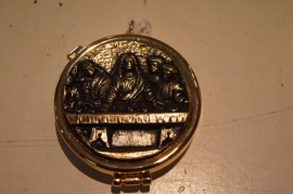 Pyxis, hostiedoosje, Laatste avondmaal 5 cm, brons beslag, binnenin koper verguld