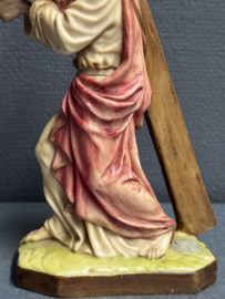 Beeld van Jezus met kruis – handbeschilderd verzwaard resin ca. 1970