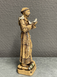 Heiligenbeeld  Franciscus van Assisi met duiven en Tau kruis, resin, 11cm. (10)