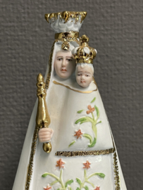 Heiligenbeeld Maria O.L.V van Scherpenheuvel, porselein, 26 cm, op houten voet. (7)