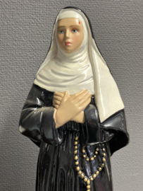 Rita van Cascia biddend, met uitsparing voor een kruis. Gips Breedte:26 cm Diepte: 14 cm Hoogte Rita: 38cm Hoogte kruis: 41cm(7) (beschadigt