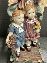 Engelenbeeld beschermengel met kindjes op de brug, resin, 14 cm (0)