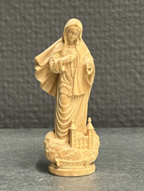 Heiligenbeeld Maria Medjugorje 6,5 cm Lindehout (hand gebroken)(15)