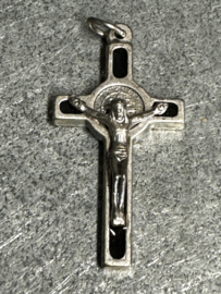 Benedictus kruis geëmailleerd,  4 x 2 cm, zwart