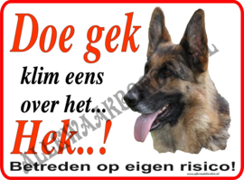 Duitse herder 130...(Doe eens gek...klim over het Hek..!)