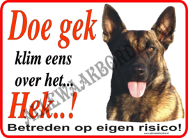 Mechelse herder 164 A,...Doe gek...klim eens over het Hek!