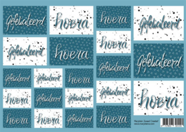 Handlettering vel karton blauw met teksten 'hoera, gefeliciteerd'