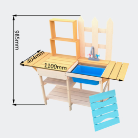 Kinderbuitenkeuken van hout, buitenkeuken met planken.