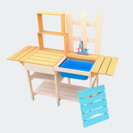 Kinderbuitenkeuken van hout, buitenkeuken met planken.