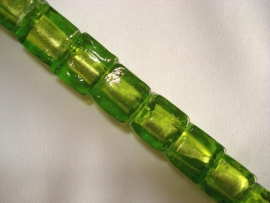 Streng zilverfolie glaskralen kubus 10 mm limegroen (12 stuks)