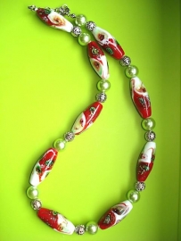 Ketting rood, lime groen, wit en zilver