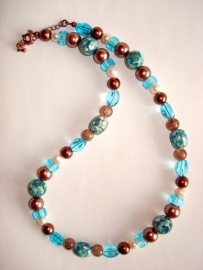 Ketting met schelpkralen aqua bruin creme