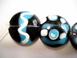 Streng luxe glaskralen bewerkt zwart, wit en blauw (8 kralen)