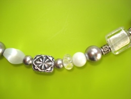 Ketting wit, grijs en zilver 