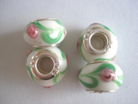 Pandora style kraal wit  met groen en roze roosjes met 925 verzilverde kern