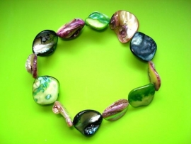 Armband schelpkralen paars, roze, groen en zwart