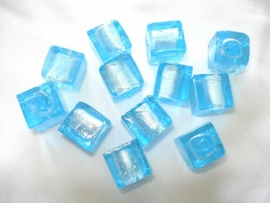 Zilverfolie glaskraal kubus 12mm lichtblauw