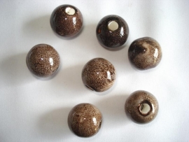 Keramiek kraal rond 19 mm bruin met spikkels