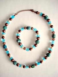 Ketting met schelpkralen aqua bruin creme