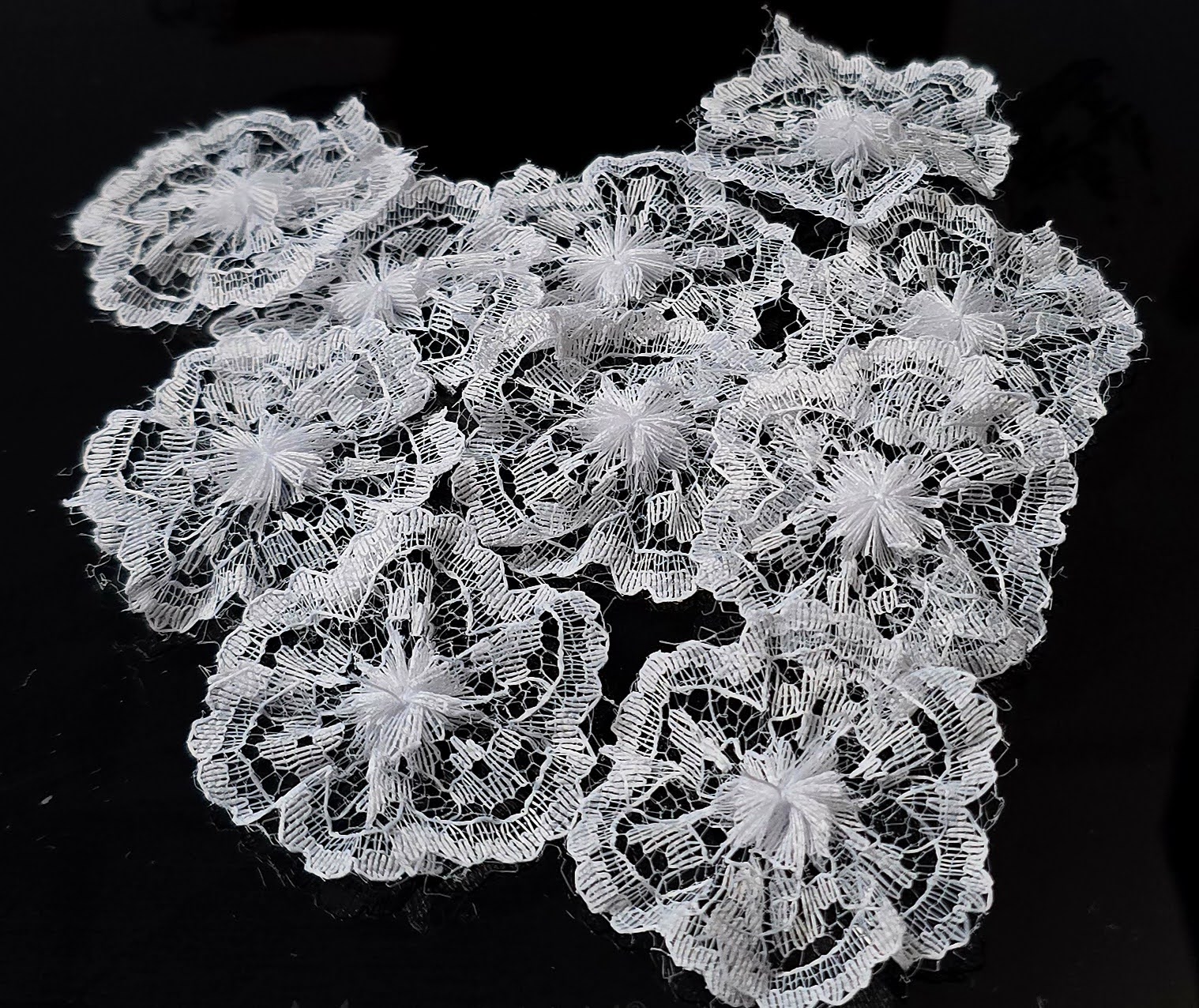 10 kanten bloemen in de kleur wit, doorsnede 4 cm
