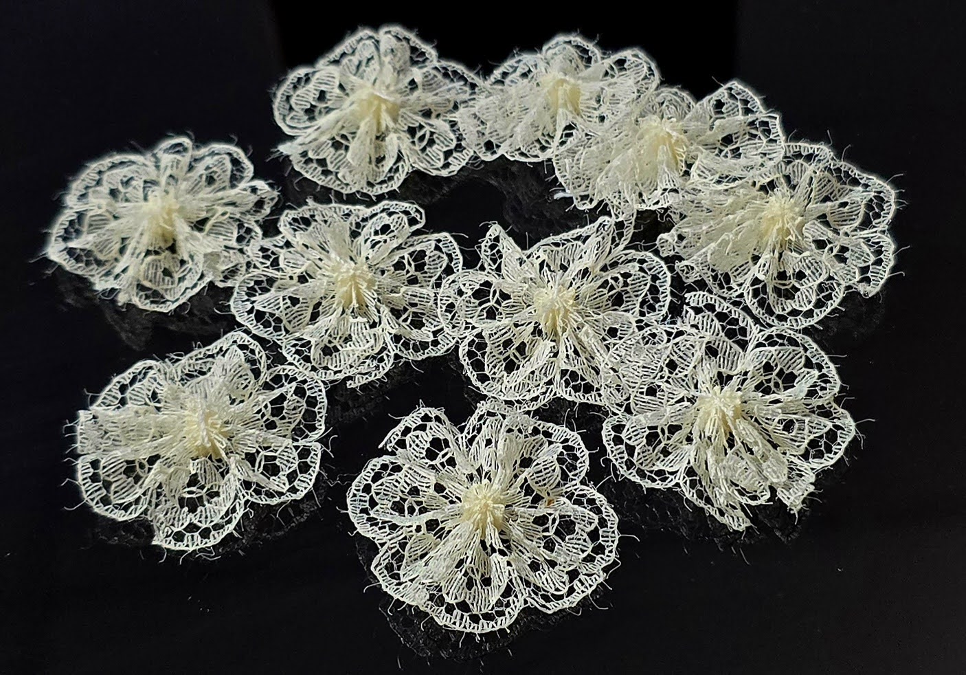 10 kanten bloemen in de kleur ivoor, doorsnede 3 cm