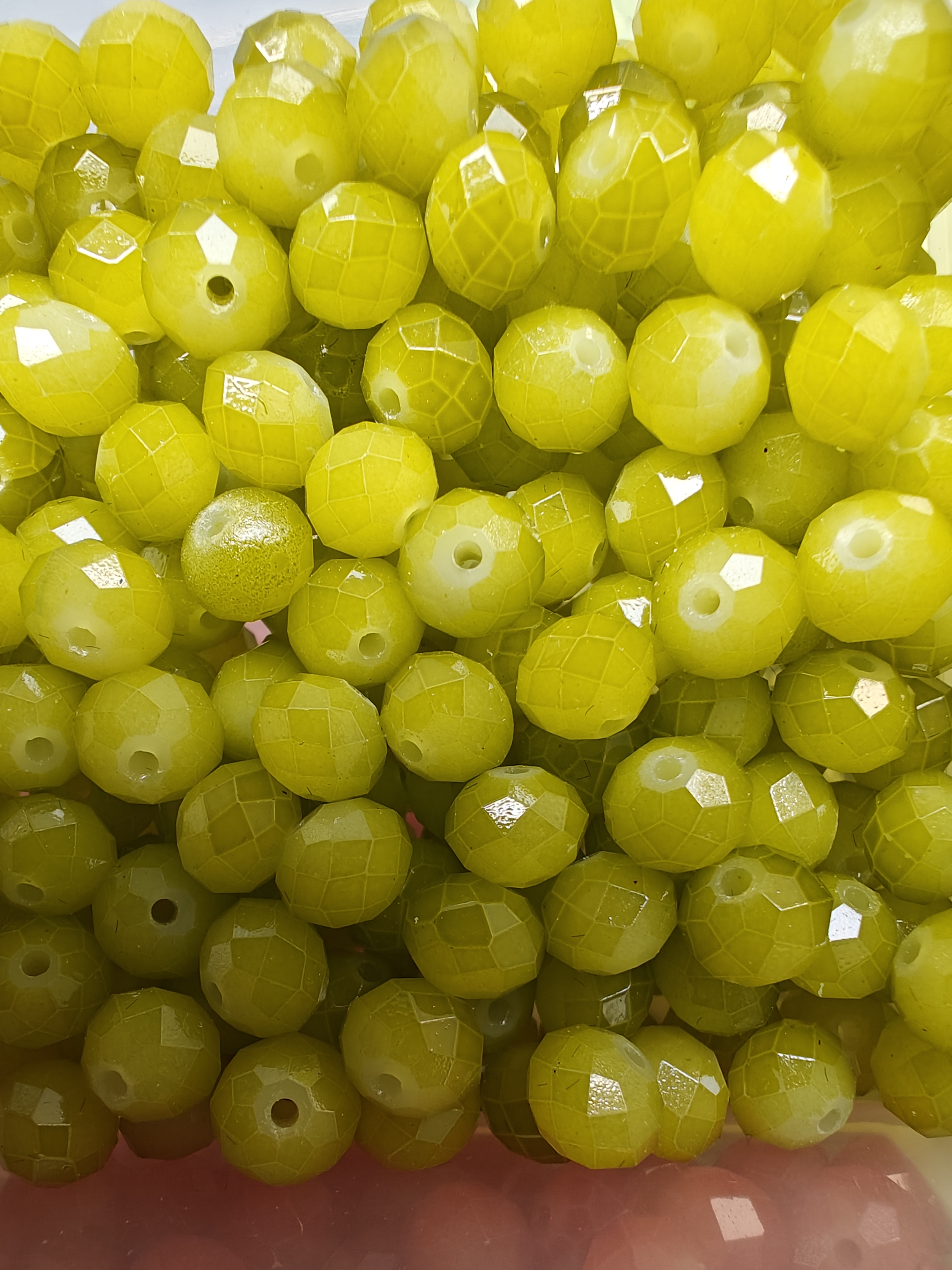 Facet geslepen glaskralen frisgroen 6mm dikte en 8mm diameter