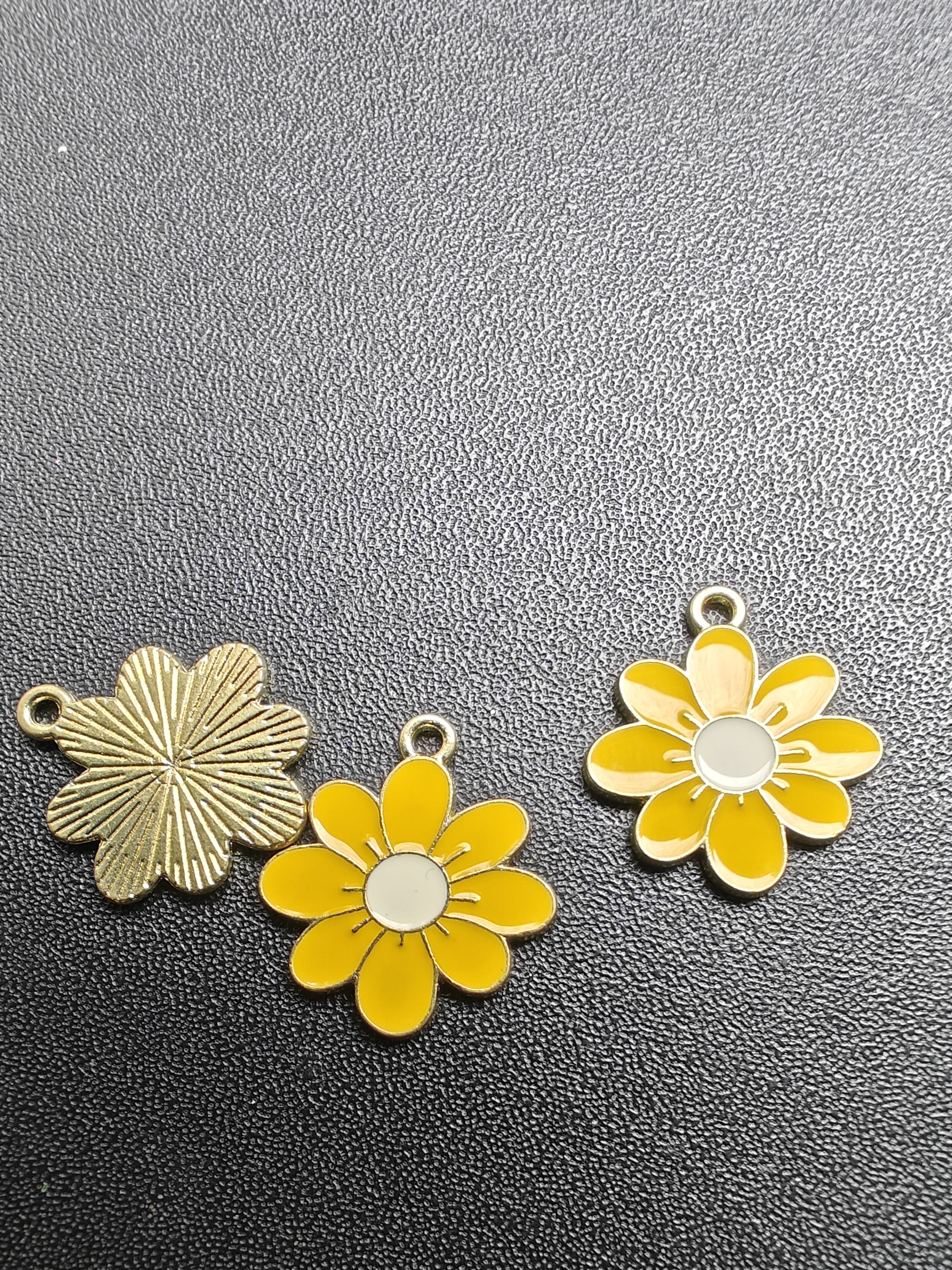 Bedel metaal goudkleurig geëmailleerd - gele bloem - 2 cm