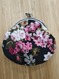 Handgemaakt tasje met clipsluiting "Pink and white flowers"