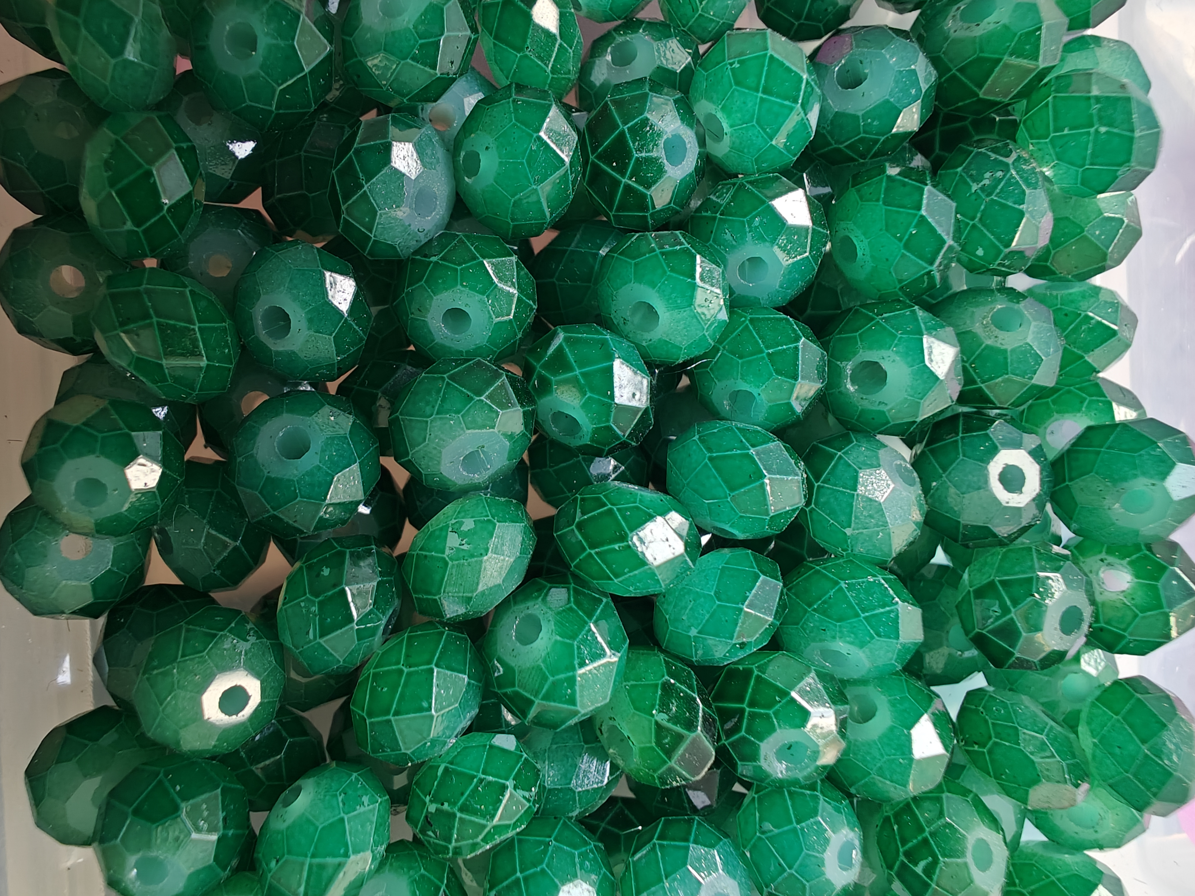 Facet geslepen glaskralen diepgroen 6mm dikte en 8mm diameter