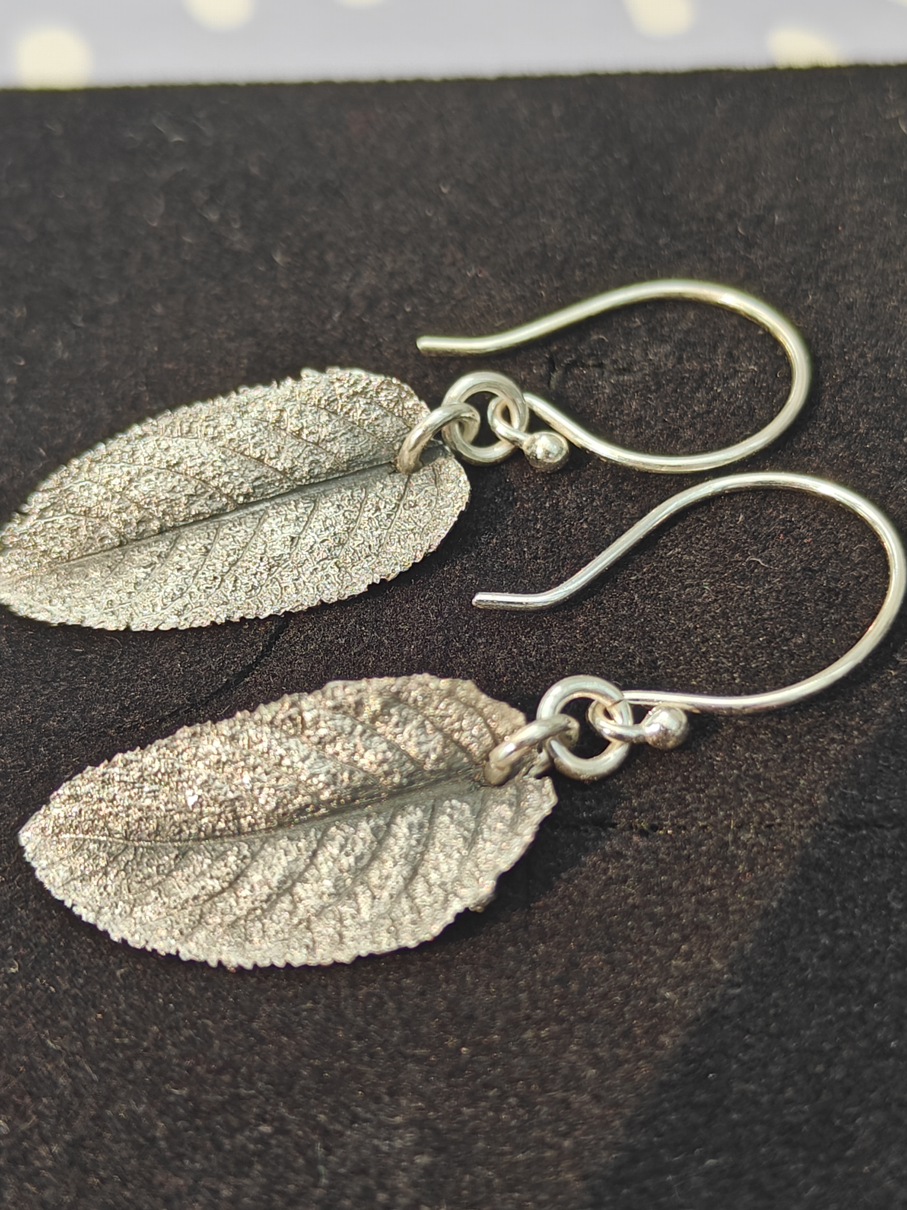 OH0001 - Oorhangers “salieblaadjes” - massief zilver - handwerk