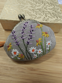 Handgemaakt en handgeborduurd tasje / portemoneetje met clipsluiting " Wild flowers 4"