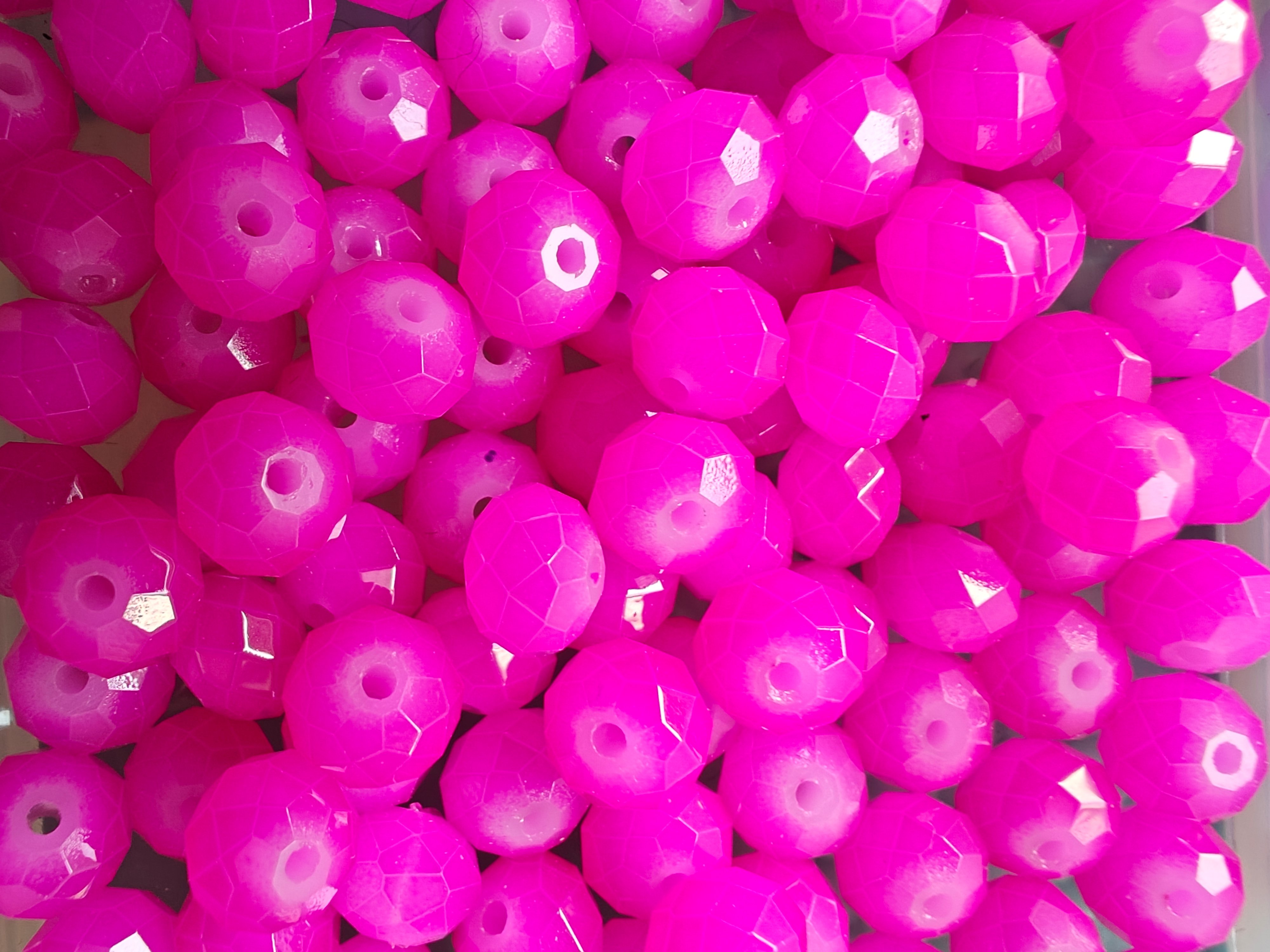 Facet geslepen glaskralen fuchsia roze 6mm dikte en 8mm diameter