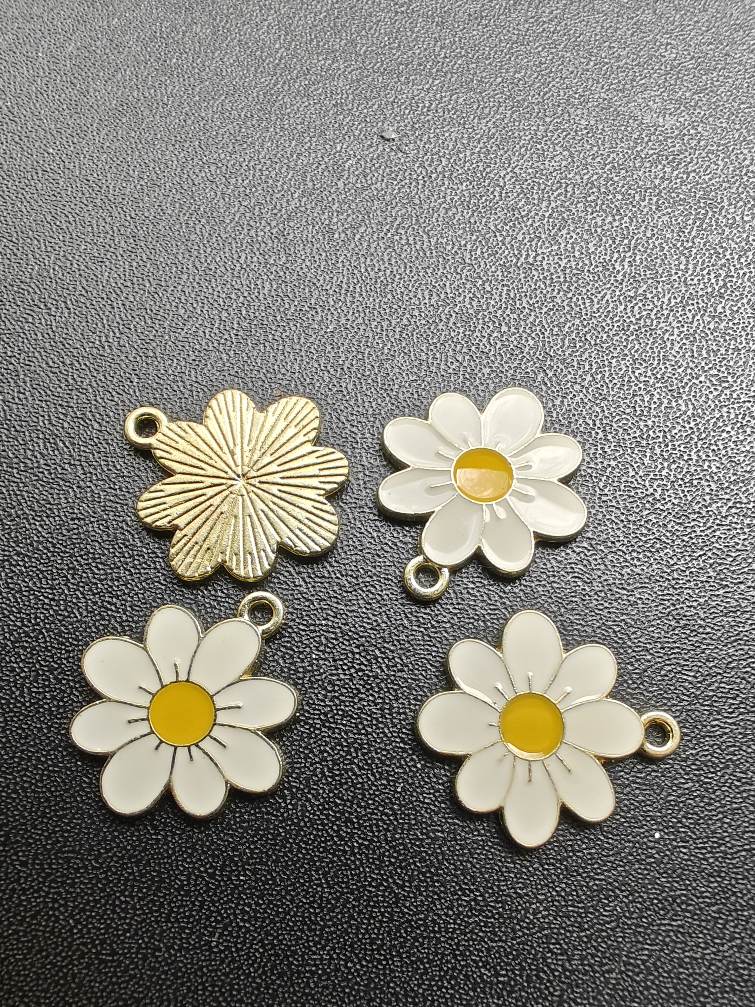 Bedel metaal goudkleurig geëmailleerd - witte bloem - 2 cm