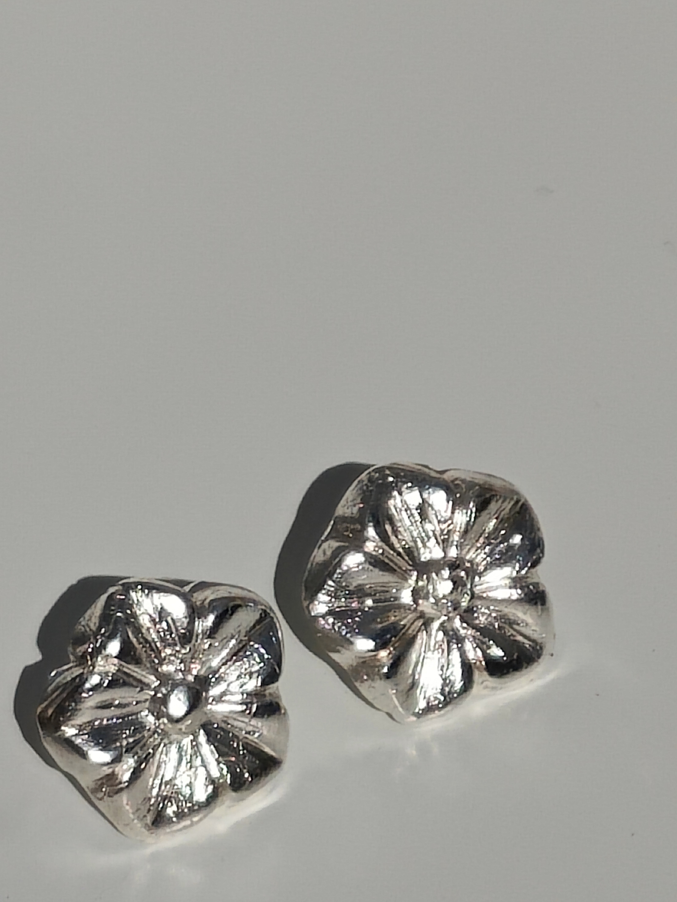 OS0001 - Oorstekers “bloemetjes” - massief zilver