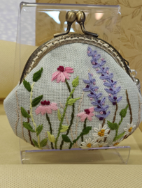 Handgemaakt en handgeborduurd tasje/portemoneetje met clipsluiting " Wild flowers"