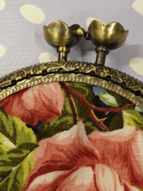 Handgemaakt tasje met clipsluiting "Rose garden"