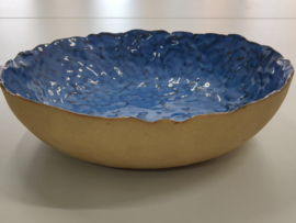 Handgevormde schaal in felblauw- diameter  +/- 22 à 23 cm