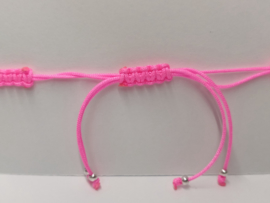 Armbandje macramé fluo rose met love munt