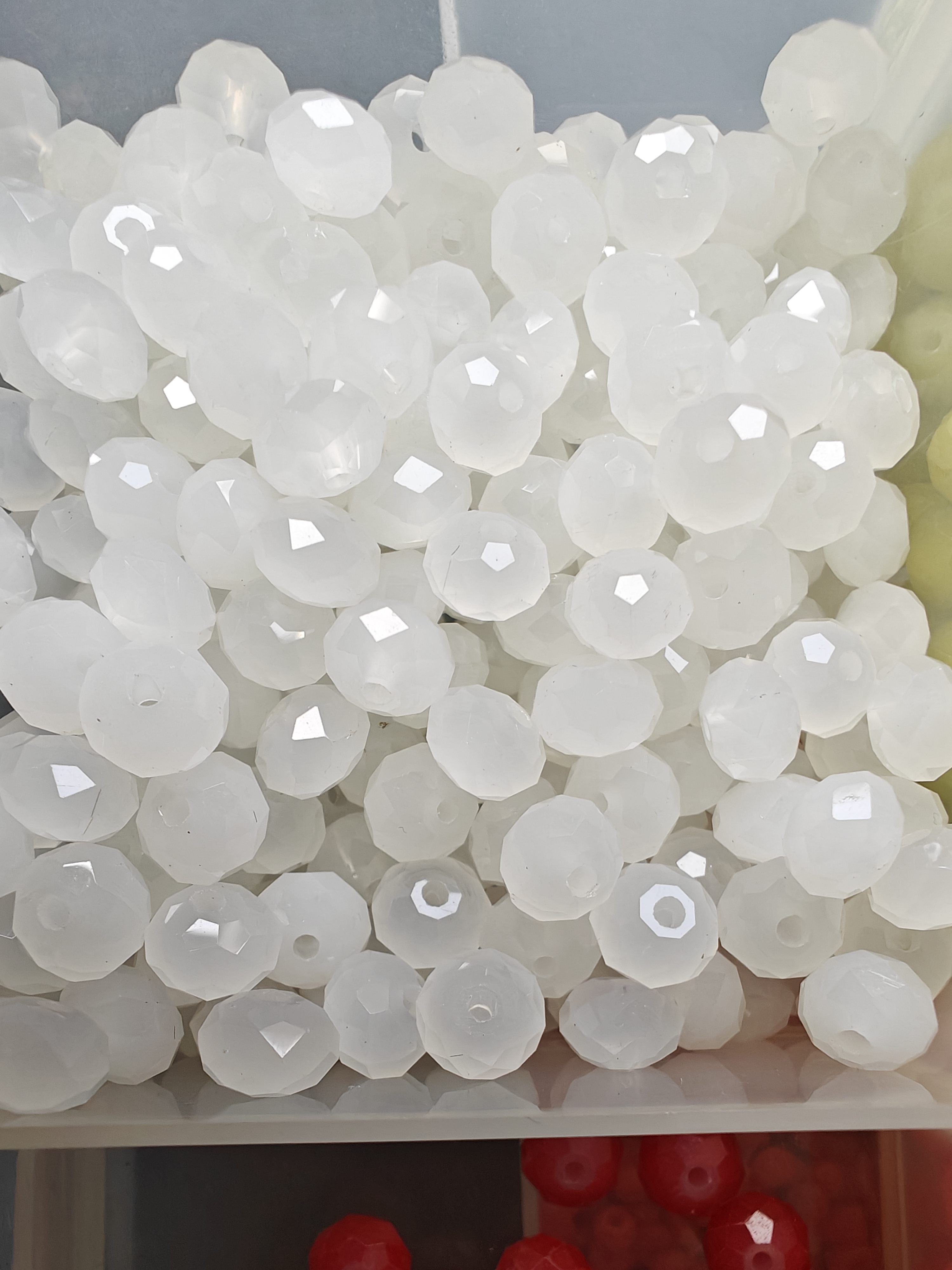Facet geslepen glaskralen glinsterend wit 6mm dikte en 8mm diameter