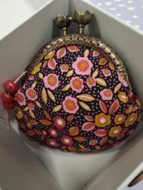 Handgemaakt tasje met clipsluiting "Pink flowers"