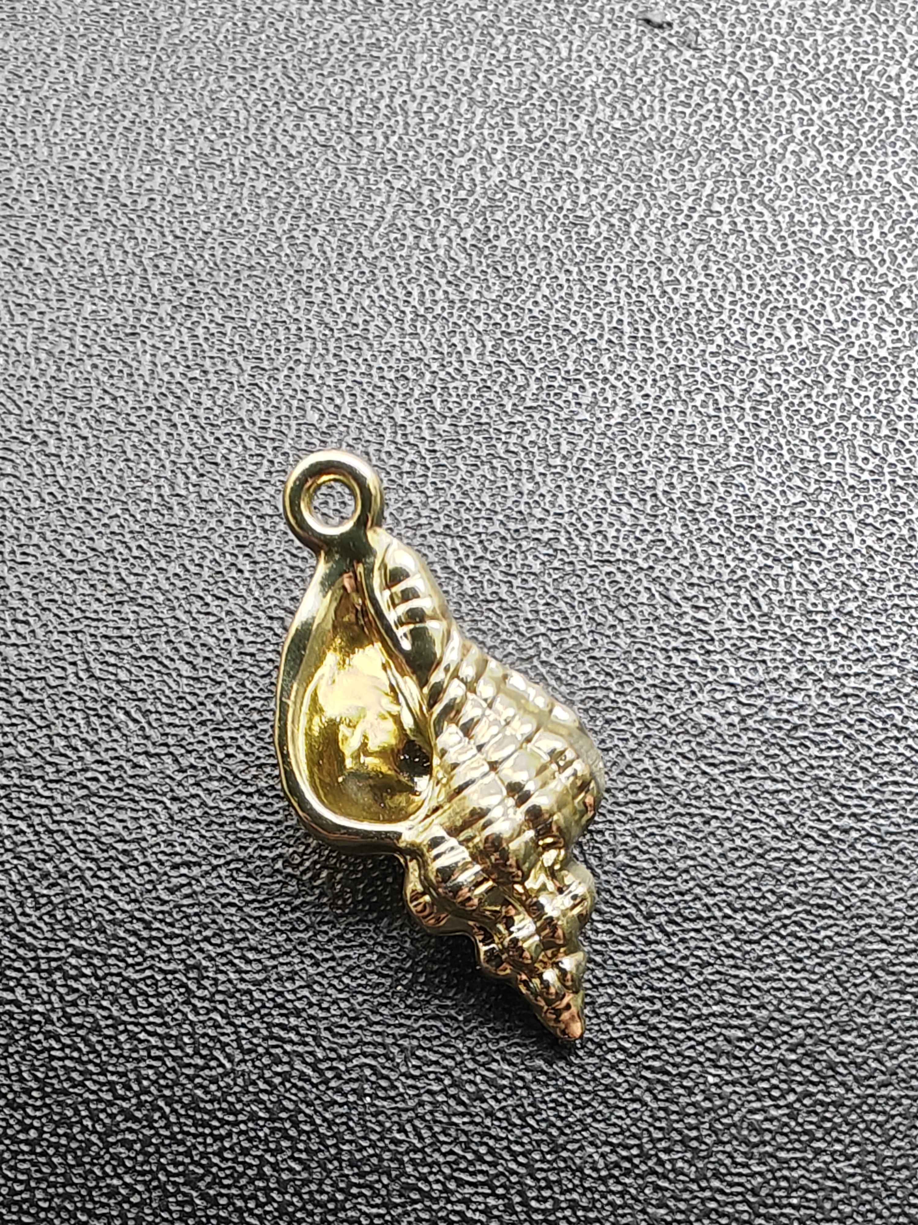 Bedel metaal goudkleurig - grote schelp - 2,5 cm