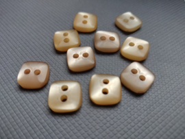 KA077 vierkant parelmoerknoopje beige - 10mm 2 gaatjes