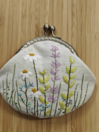 Handgemaakt en handgeborduurd tasje/portemoneetje met clipsluiting " Wild flowers"