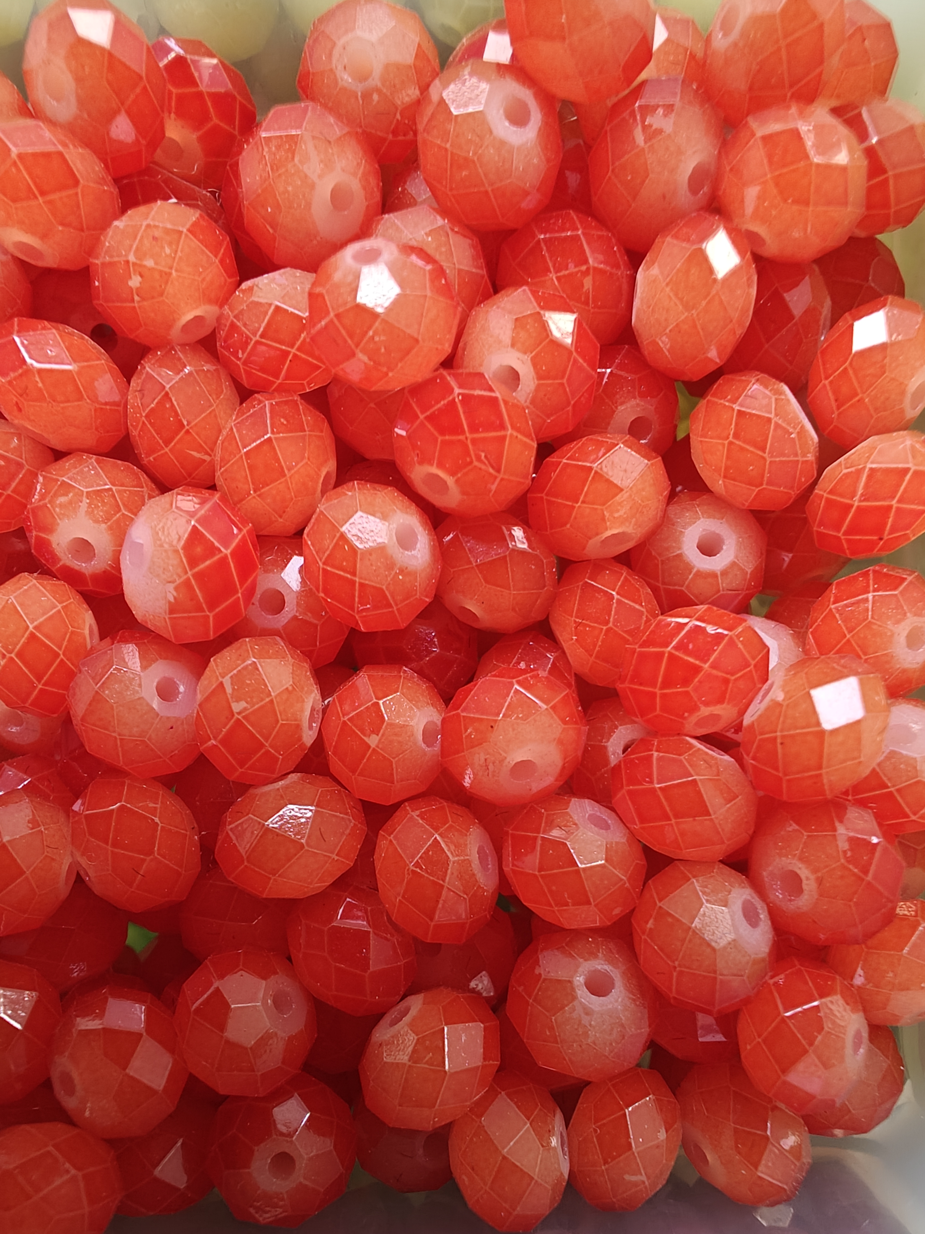 Facet geslepen glaskralen oranjerood 6mm dikte en 8mm diameter
