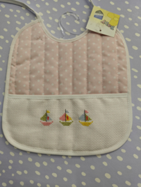 Workshop kruissteek borduren: babyslabbetje met bootjes, materiaal inbegrepen - donderdag 19 juni van  18:30 tot 21