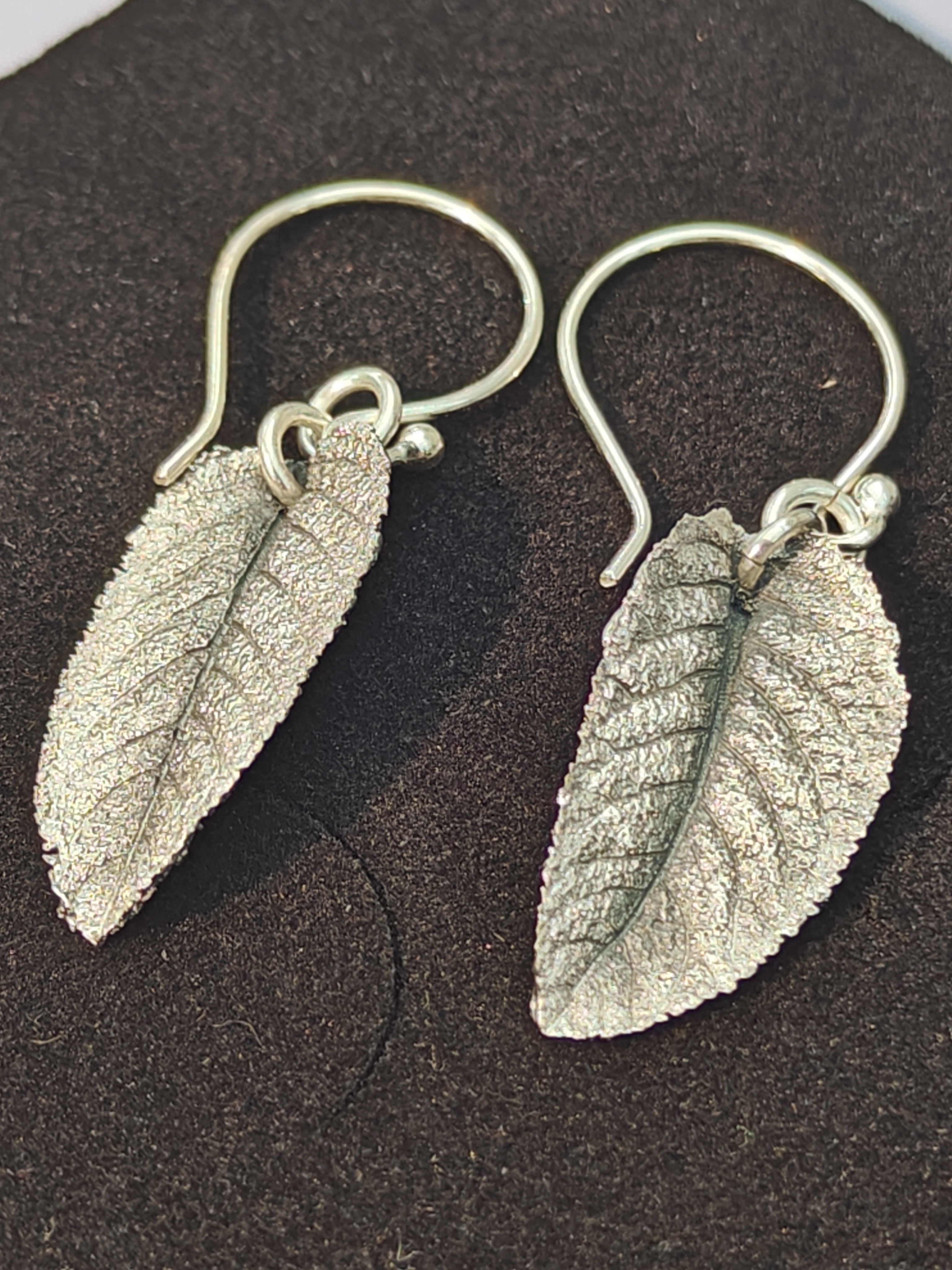 OH0001 - Oorhangers “salieblaadjes” - massief zilver - handwerk