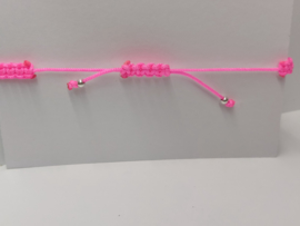 Armbandje macramé fluo rose met roosje