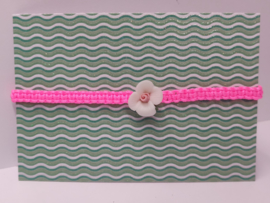 Armbandje macramé fluo rose met roosje