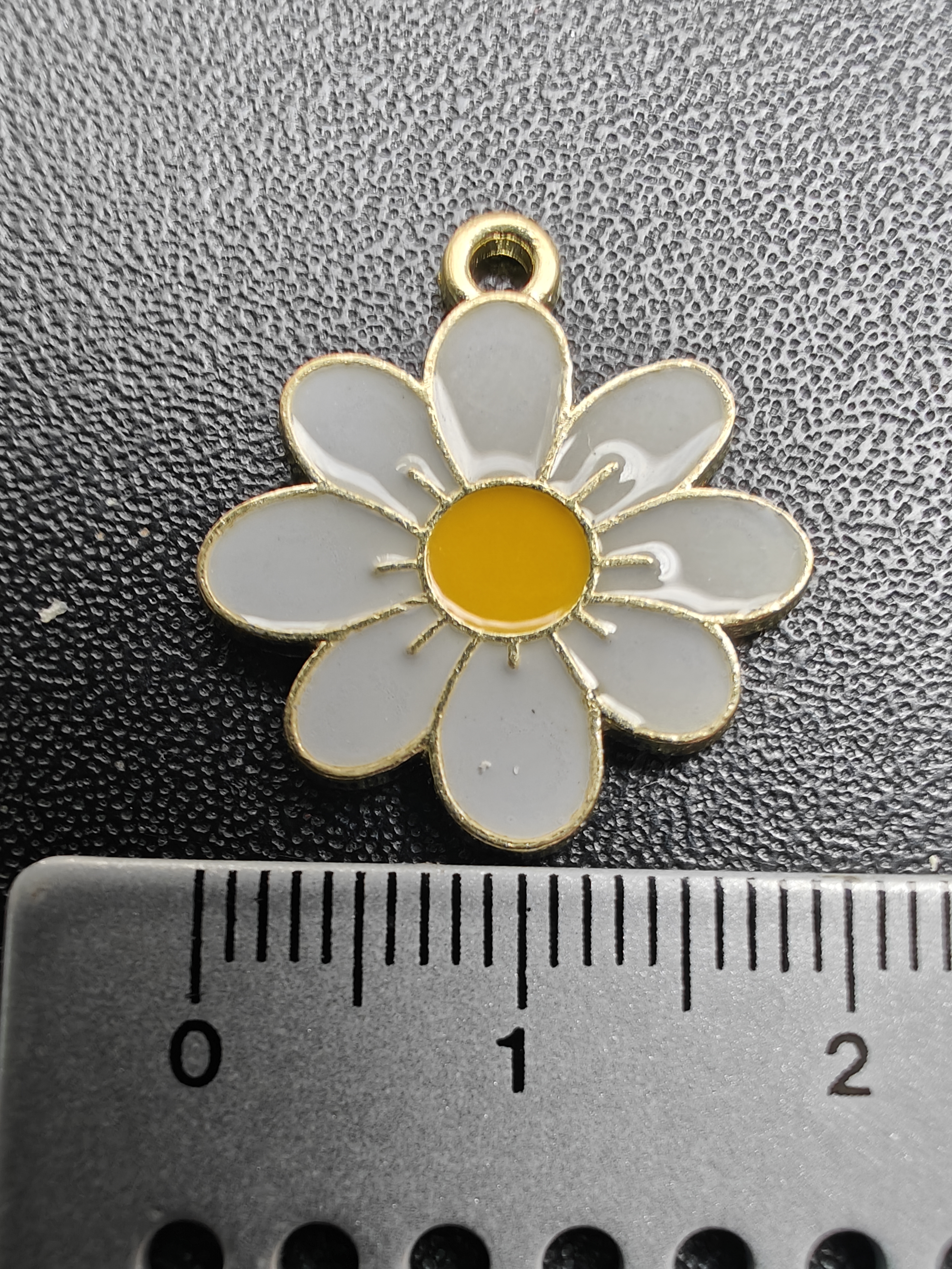 Bedel metaal goudkleurig geëmailleerd - licht blauwgrijze bloem - 2 cm